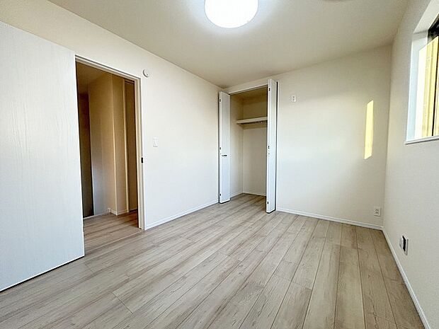 新築の木の匂いのする室内。写真では伝わらないので、ぜひ現地でお確かめください。 