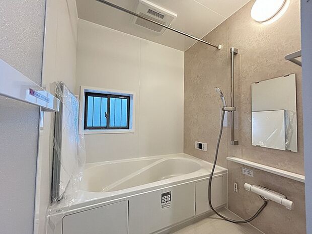 広々1坪タイプのゆったり浴室ユニット。防カビ・抗菌素材なのもうれしい。 