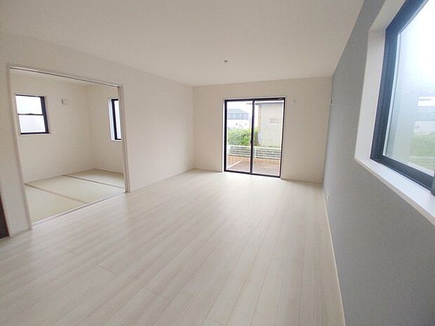 ご家族みんながゆったりくつろげる広々リビング。