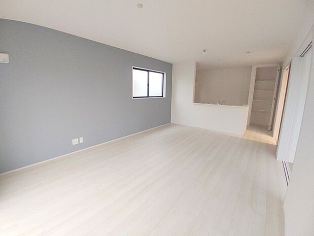 白の壁紙は王道ですが、あえて遊び心をリビングに。 