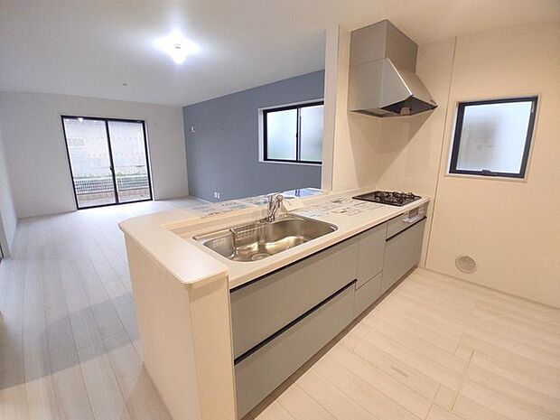 吊戸棚で視界を遮らず、パノラマ感を重視したタイプのキッチンスペース。 