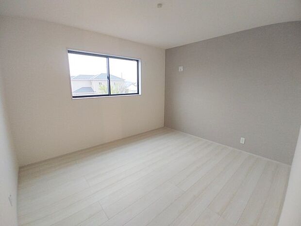 ベースカラーと異なった配色の壁紙を使用。ちょっとお部屋の雰囲気が変わります。 