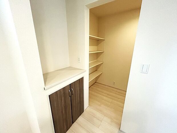 キッチン横には大型パントリースペース