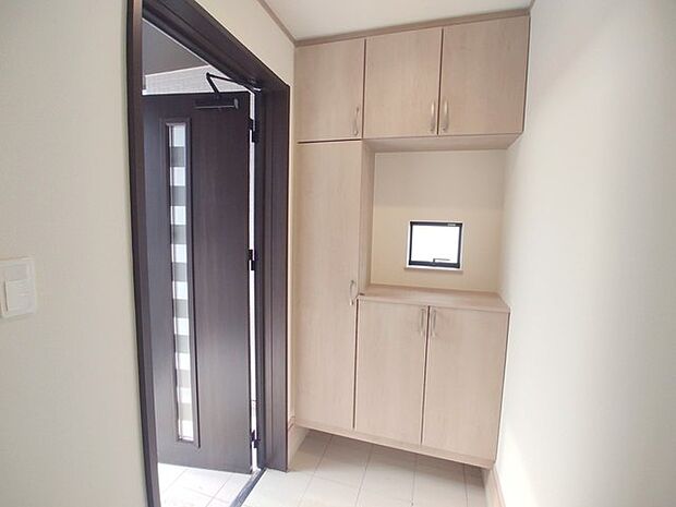 シンプルなデザインの玄関収納。 