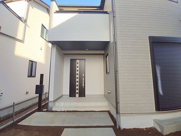 この扉を開けると、新築の木の匂いが待ってます。