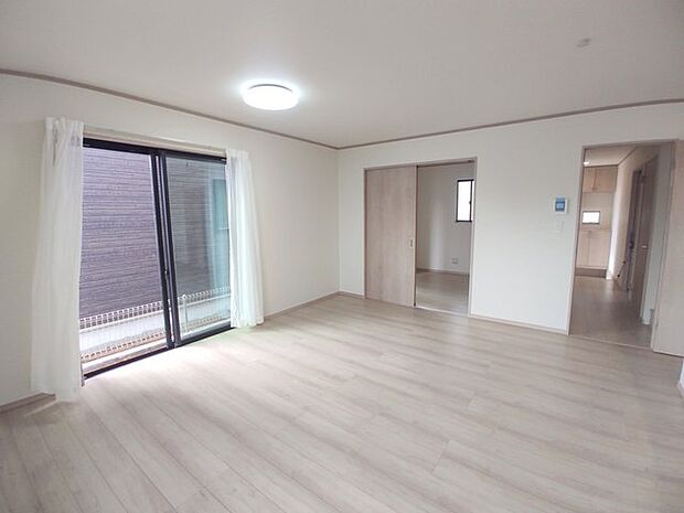 南側に大きな窓を配置、明るいリビングが出来ました。