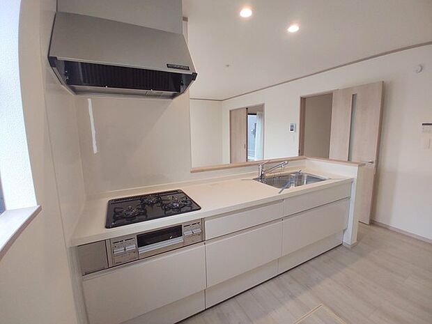 カウンターからはリビングが広く見渡せ、ご家族とのコミュニケーションも弾みます。