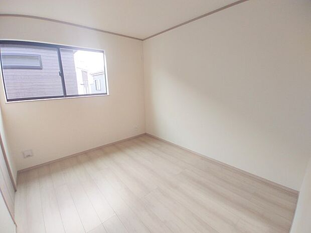 こちらの洋室は誰にも使いやすいサイズ感、5.2帖です。