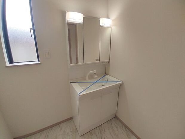 洗面化粧台は清潔感の漂うホワイトをベースカラーに、シンプルなデザインで。