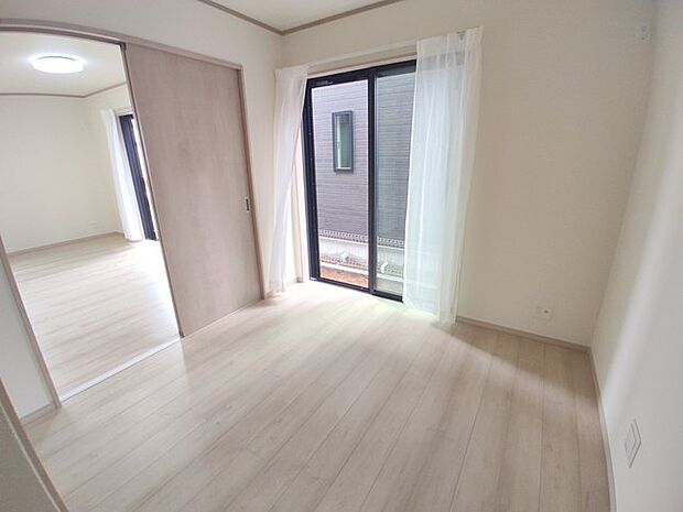 新築の木の匂いのする室内。写真では伝わらないので、ぜひ現地でお確かめください。