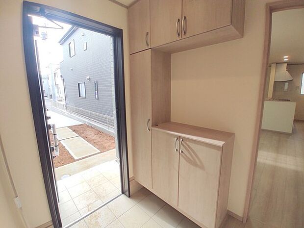 誰も住んだことのない家の玄関スペース。あたらしい木のにおいを感じていただけると思います。