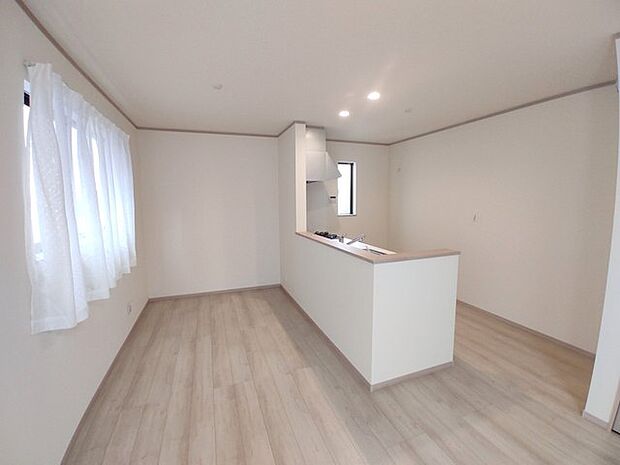 キッチンのすぐ隣りにあるダイニングスペース。家事動線が短くて使いやすい配置です。