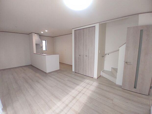 リビング空間とダイニング空間とか使い分けやすい間取り配置。対面式でキッチン立つ人の視界も良好です。