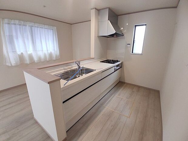 リビングで遊ぶお子様を見守りながらお料理ができる、対面キッチン。