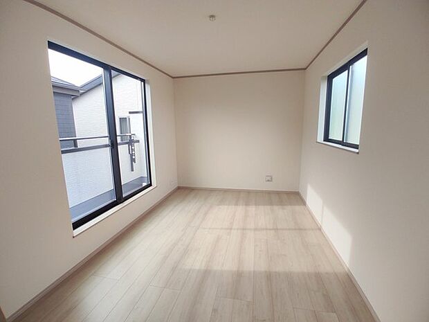 バルコニーからはたっぷりと太陽の光が舞い込みます。 