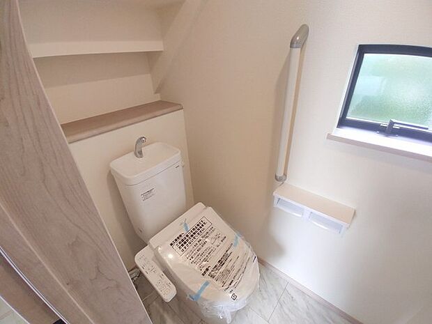 今すぐということはなくとも、いずれはお世話になるお手洗いの手すり付き。もちろんウォシュレットも付いてます。