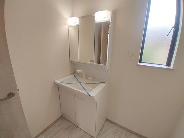 たっぷりの収納を設けたシャワー付洗面台で快適な暮らし。