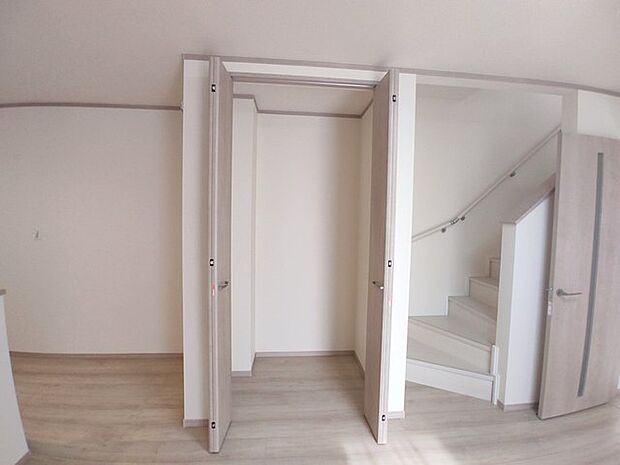 何かとものがあふれやすいリビングに、ちょっと一工夫。うれしい収納空間。