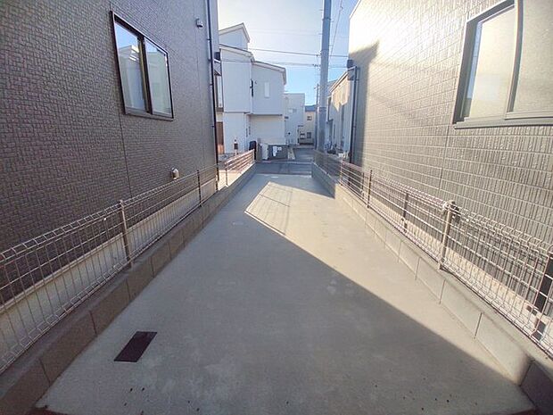 駐車場は縦列駐車で2台まで可。車幅や配置を現地でご確認ください。 