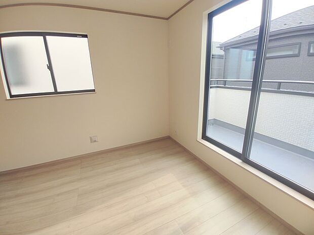 南向きの大きな窓から、たっぷりの陽射しが射し込みますね。 