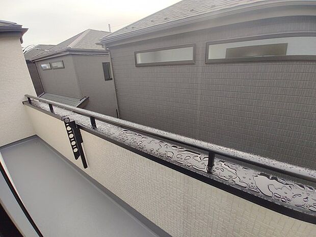 あたり一帯に住宅が広がる立地、住宅地ならではのロケーション。