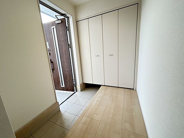 シンプルなデザインの玄関収納。