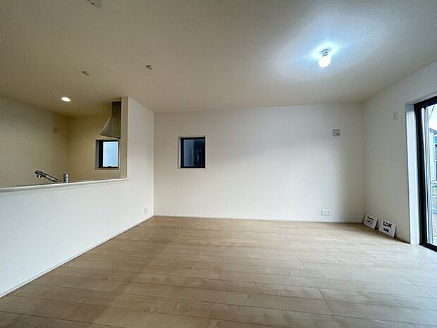 ご家族みんながゆったりくつろげる広々リビング。 