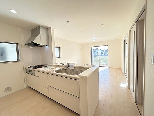 料理をしながらでも、ご家族との会話を楽しめる対面キッチン。 