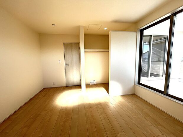 たっぷりの陽光と、心地よい風が舞い込みます。