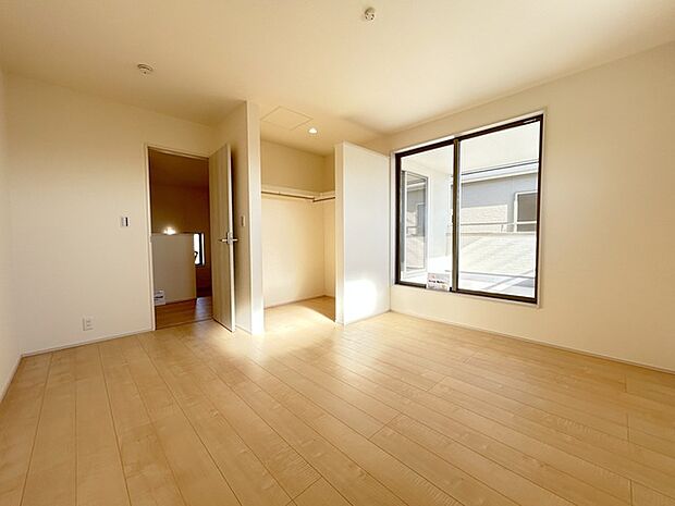 住宅街の2階南向きのお部屋、日当たりはご覧のとおり良好です。 