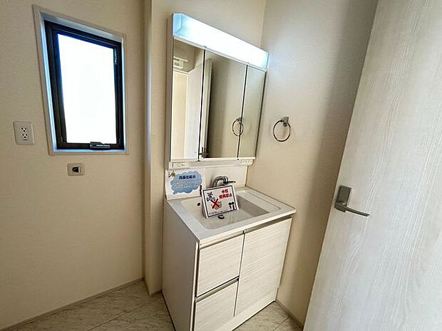 たっぷりの収納を設けたシャワー付洗面台で快適な暮らし。