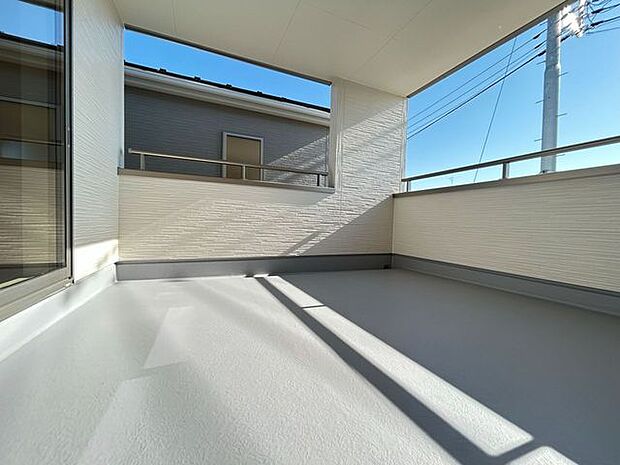 後付けのテラス屋根よりデザイン性にも優れた屋根付きバルコニー。