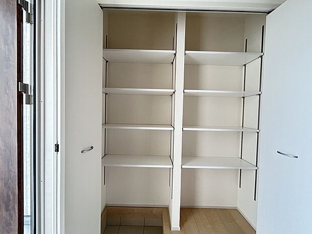 玄関がいつも片づく大容量シューズボックス。