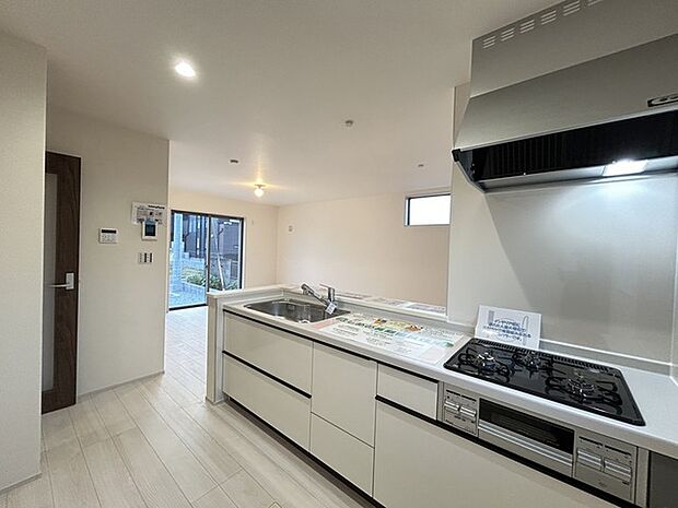 料理をしながらでも、ご家族との会話を楽しめる対面キッチン。 