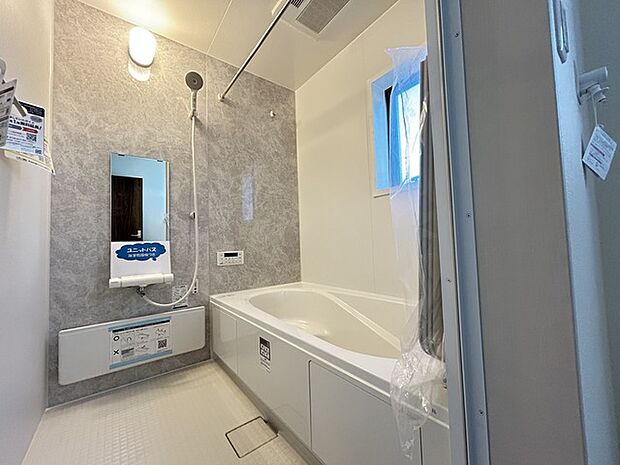 バスユニット1坪タイプ、浴室乾燥機、手すり付き。 