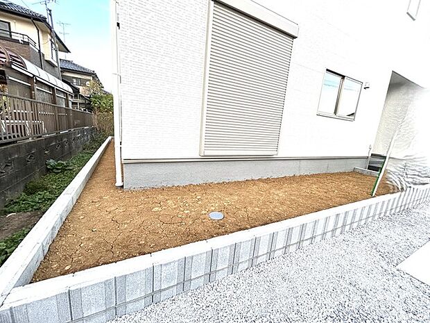 小さなお庭はメンテナンスが楽でちょうど良いかも知れませんね。 