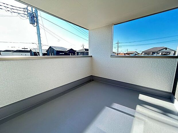 後付けのテラス屋根よりデザイン性にも優れた屋根付きバルコニー。 