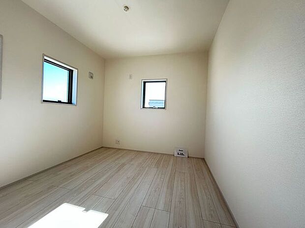 新築の木の匂いのする室内。写真では伝わらないので、ぜひ現地でお確かめください。 