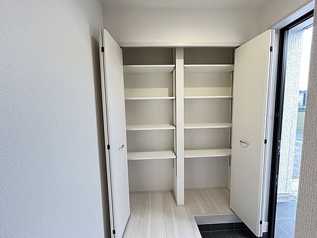 たっぷりの収納スペースで快適に暮らせそう。 
