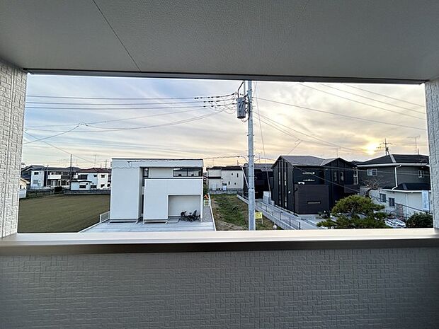 後付けのテラス屋根よりデザイン性にも優れた屋根付きバルコニー。 