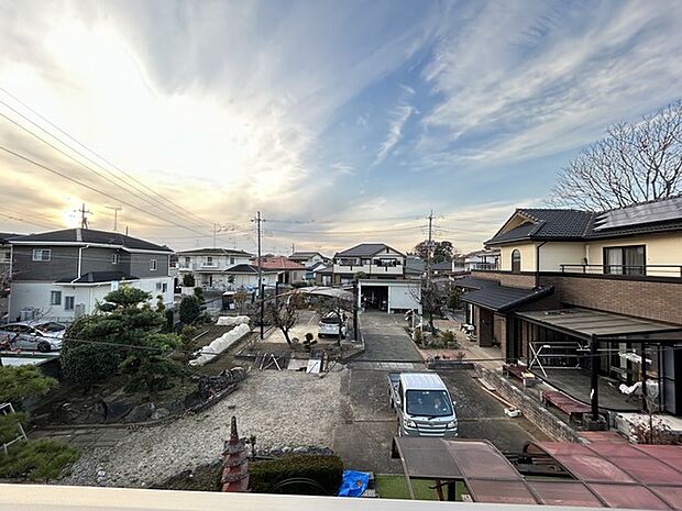 住宅街の中の一戸建て、あたりはほとんど住宅です。 