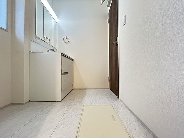 たっぷりの収納を設けたシャワー付洗面台で快適な暮らし。 