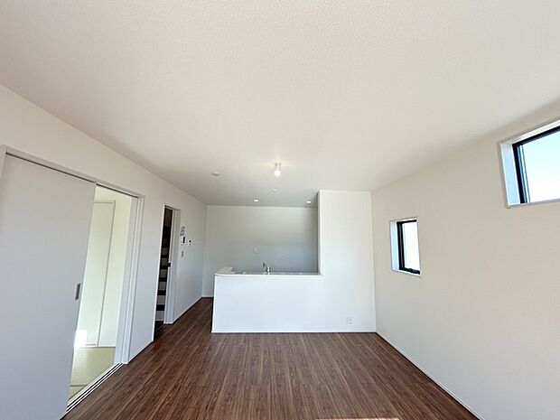 リビングは家具の配置も思いのまま。自由度が高い設計です。 