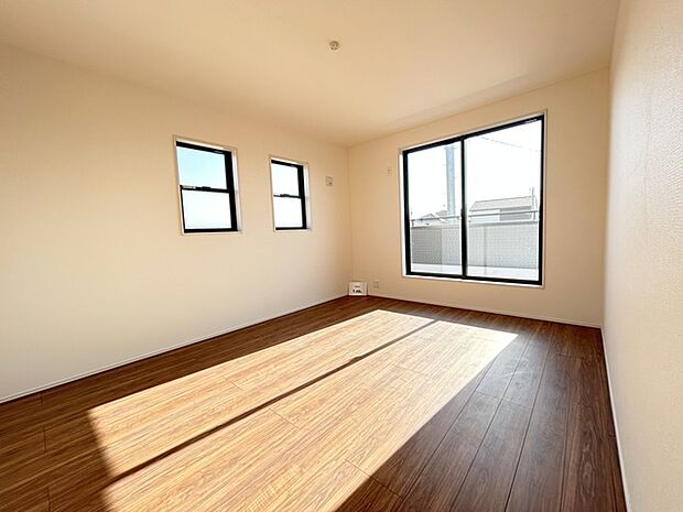 広々バルコニーから、たっぷり太陽の恵みが得られます。 