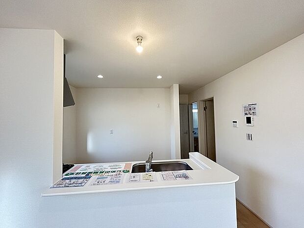 盛り付け台に、 朝ごはんに。 便利なカウンター付き。 