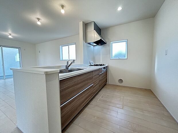 料理をしながらでも、ご家族との会話を楽しめる対面キッチン。 