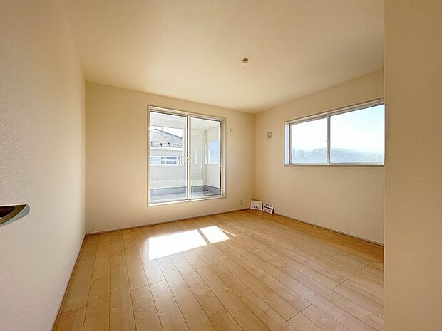 広々バルコニーから、たっぷり太陽の恵みが得られます。 