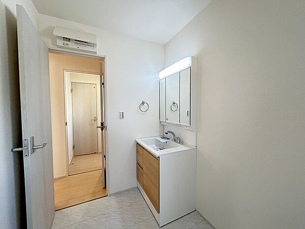 お出かけ前の身だしなみに一歩差がつく三面鏡。