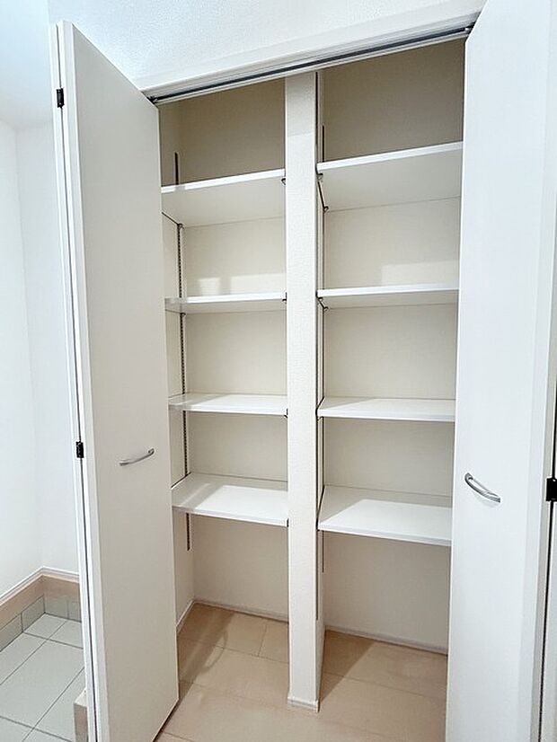 さっと物がしまえる共用部分の収納、新生活で大活躍するでしょう。