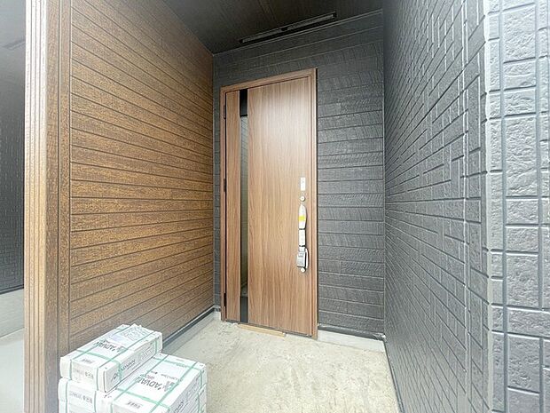 新築の玄関扉。きっと今のお家より重厚感が違います。 